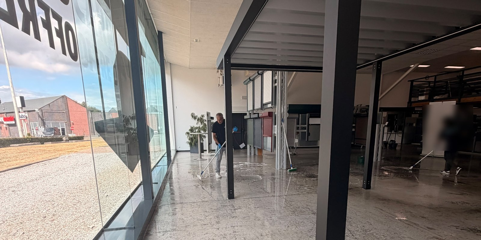 Équipe ZELO Services nettoyant un showroom