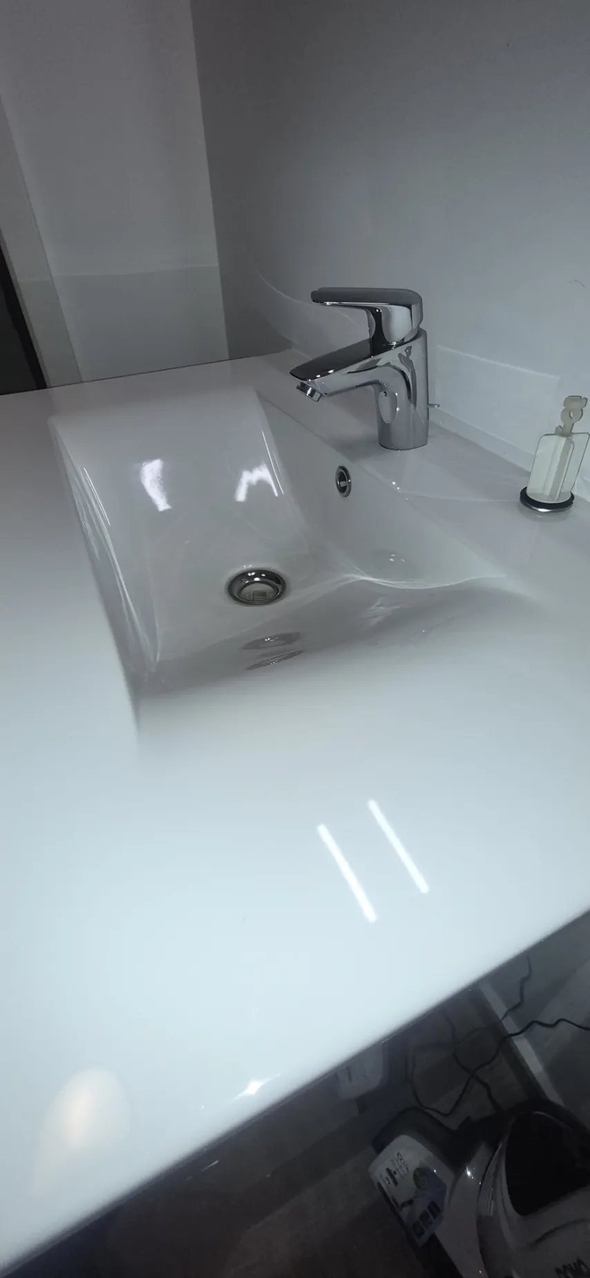 Détail de finition — sanitaire nettoyé par ZELO Services